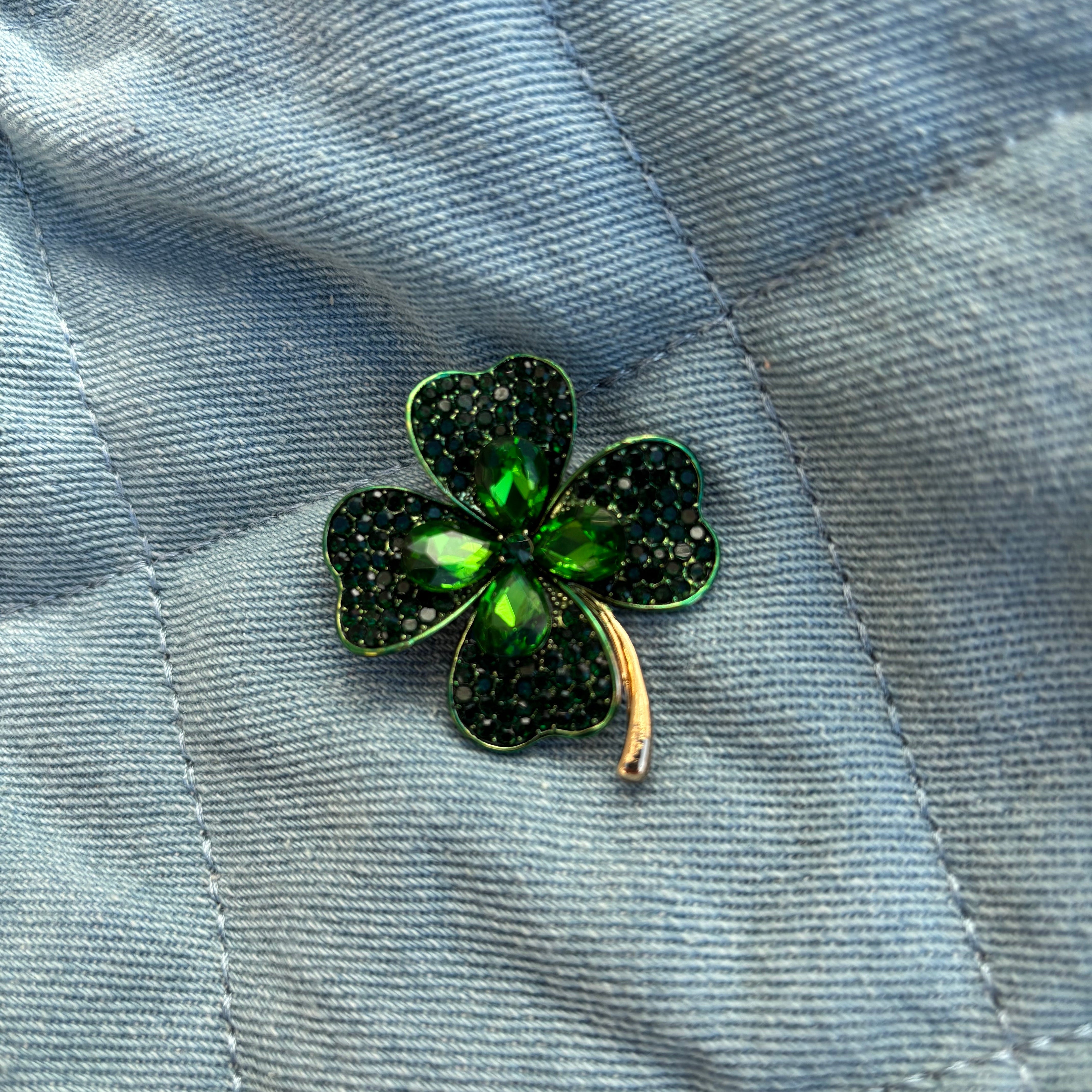 Broche Klavertje Vier Groen met groene stras steenjes in het midden