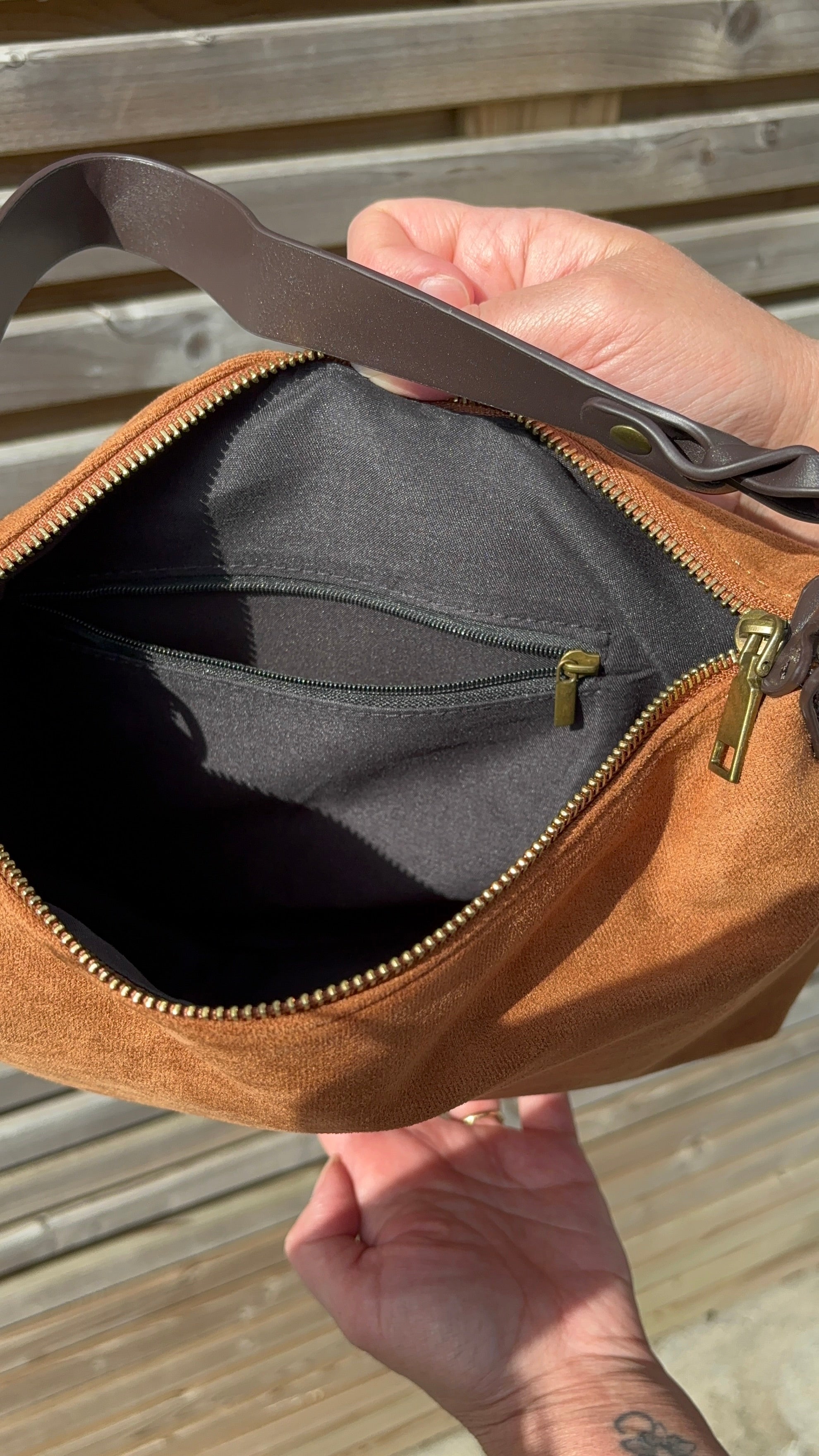 Bruine suède crossbodytas – stijlvol & praktisch