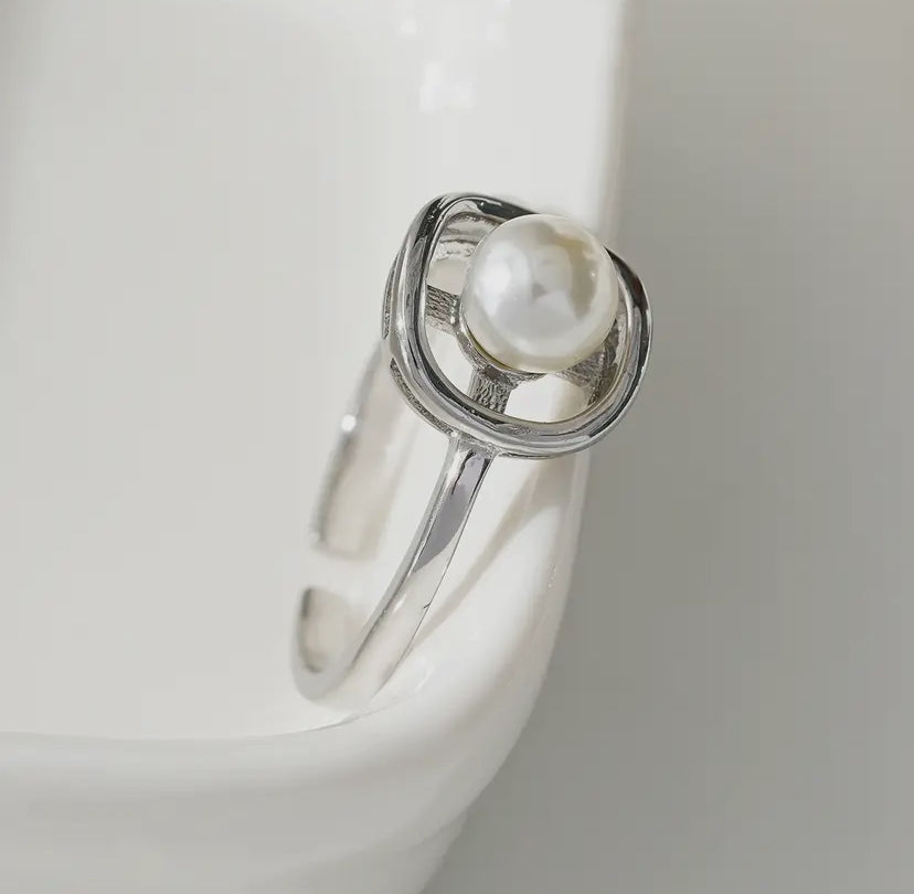 Zilveren parel in een vierkante ring