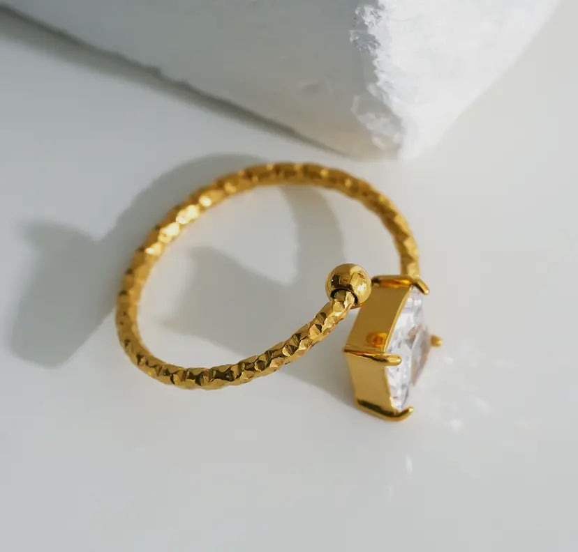 Gouden spiraalring met rechthoekige strass en bolletje