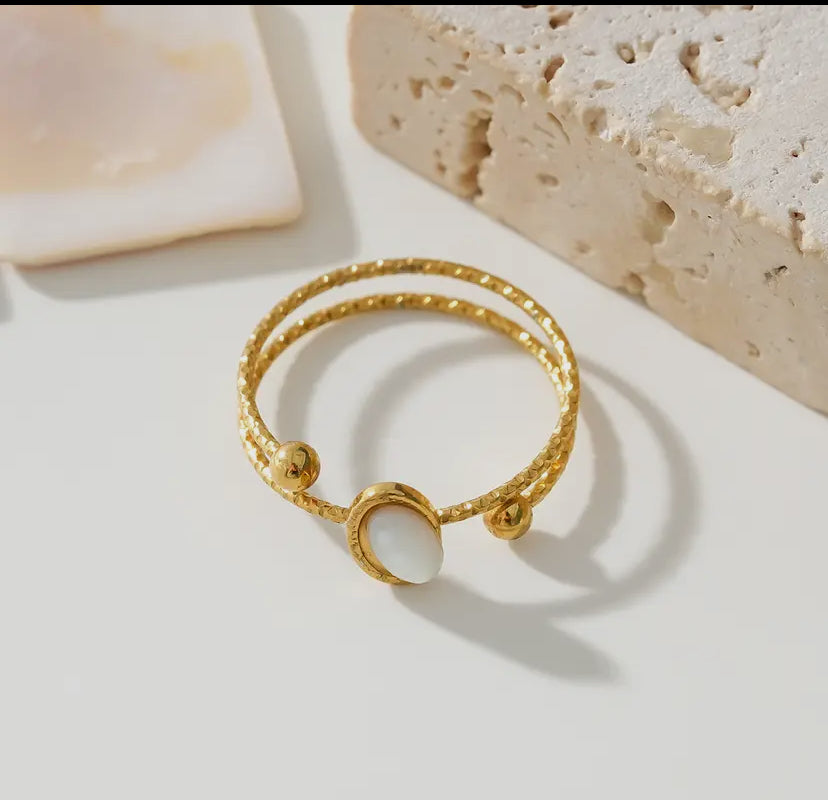 Gouden ring witte parelmoer spiraal