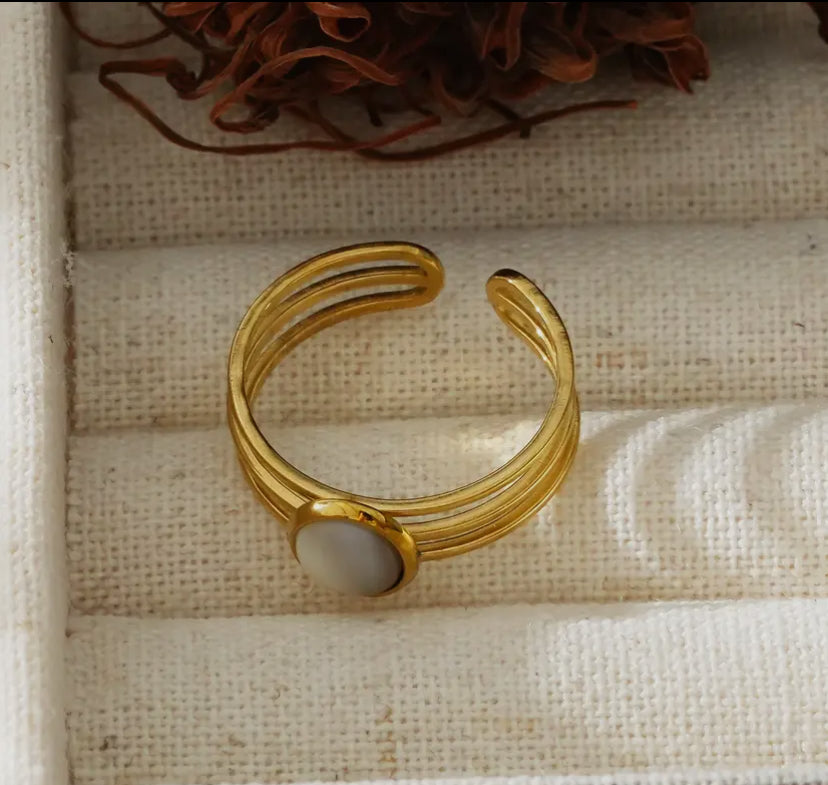 Gouden ring met drie lijnen en witte parelmoer steen