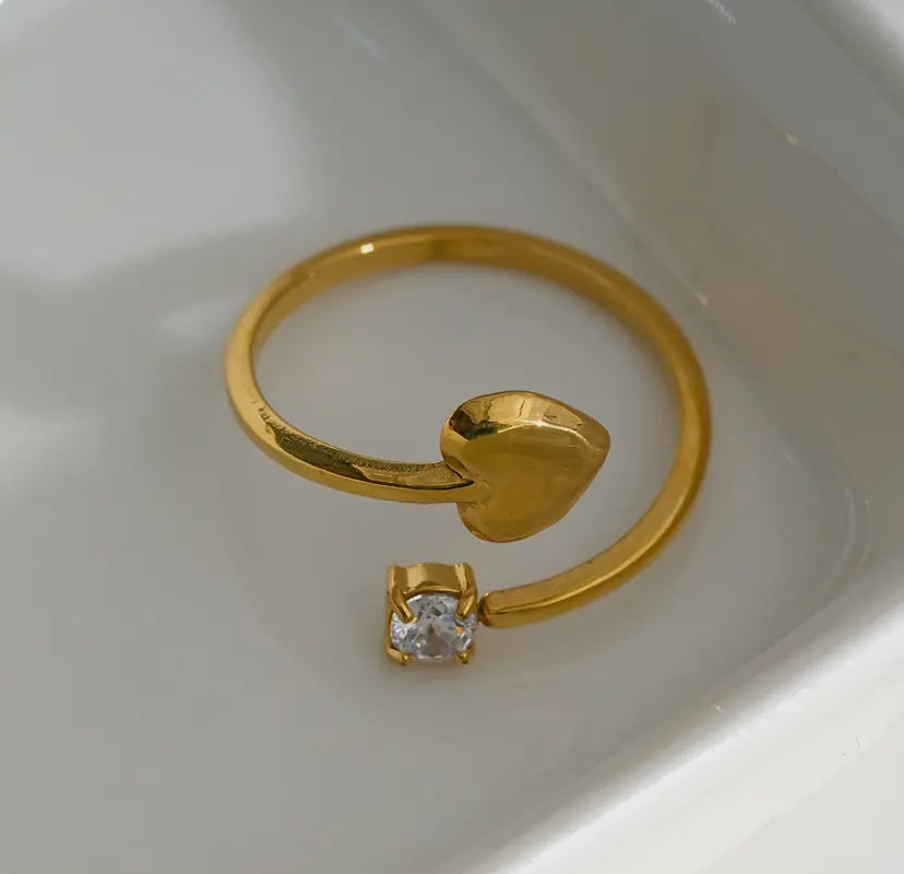 Gouden ring dikke hart en ronde strass