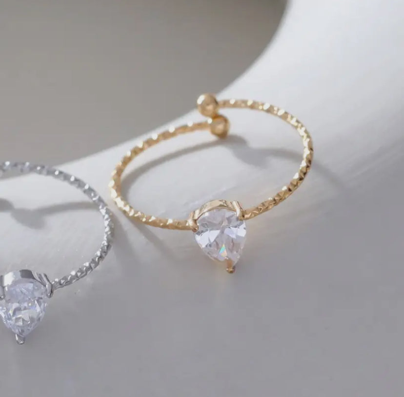 Fijne gouden ring met traanvormige strass