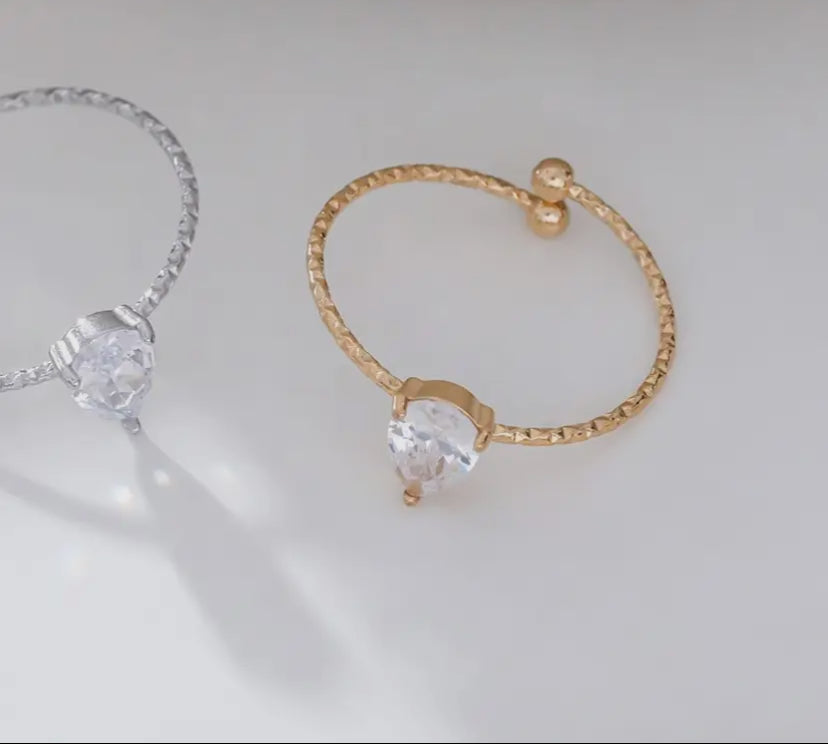 Fijne gouden ring met traanvormige strass