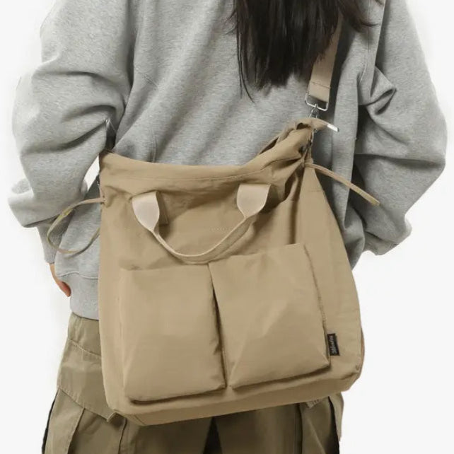 vrouw dragen met een trendy crossbody canvas tas YASMAE