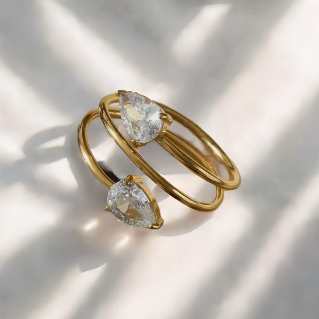 Gouden spiraalring met dubbele druppelvormige strass steentjes