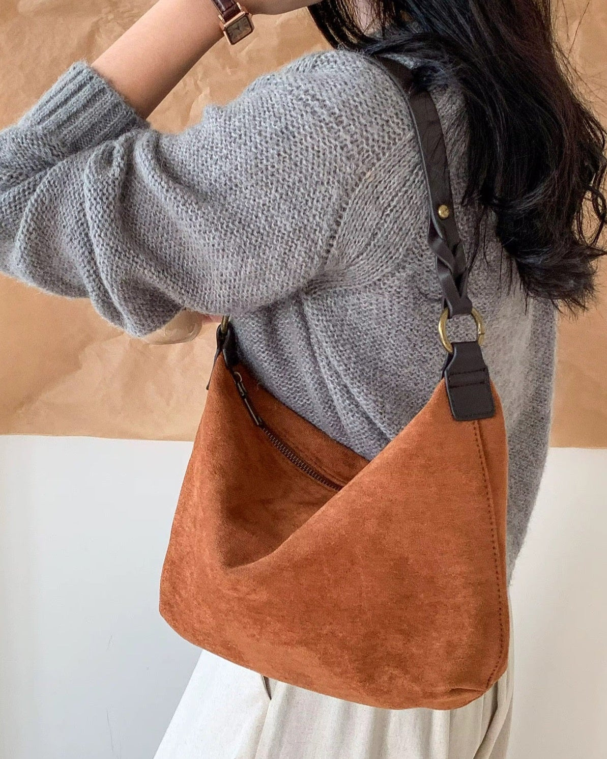 Bruine suède crossbodytas – stijlvol & praktisch