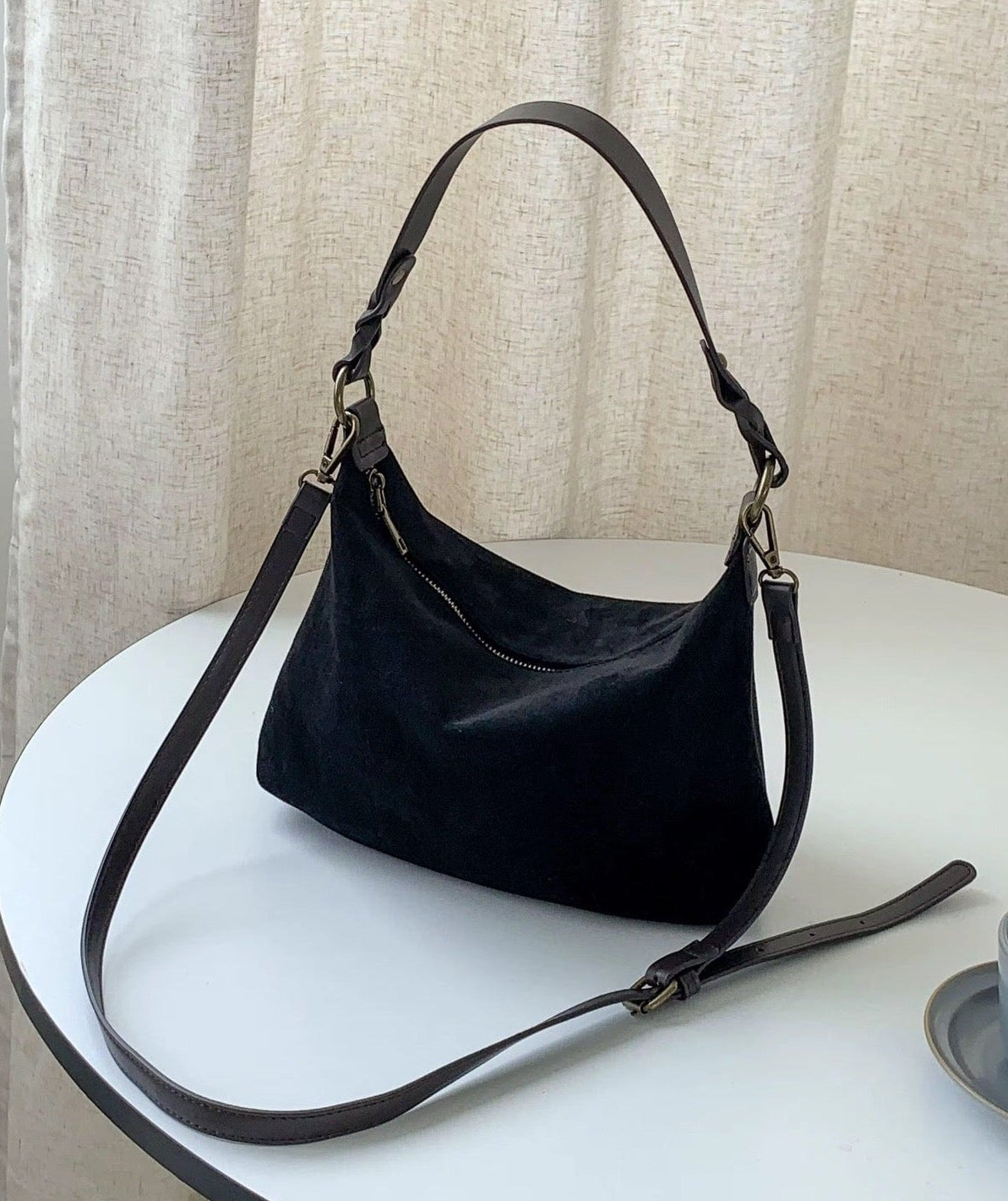 Lifestyle beeld van een mooie elegante zwarte suede tas- een must-have 2025
