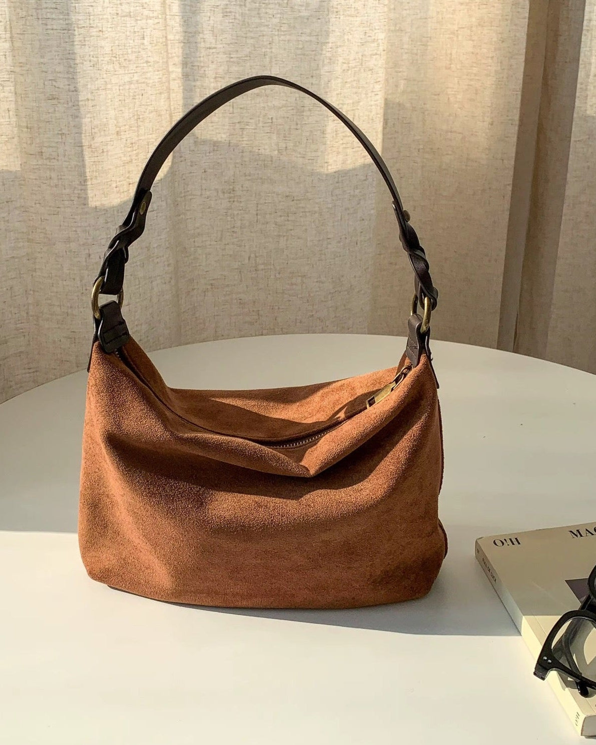 Lifestyle beeld van eeen mooie bruine schoudertas in een casual setting – onderdeel van de YasMae collectie