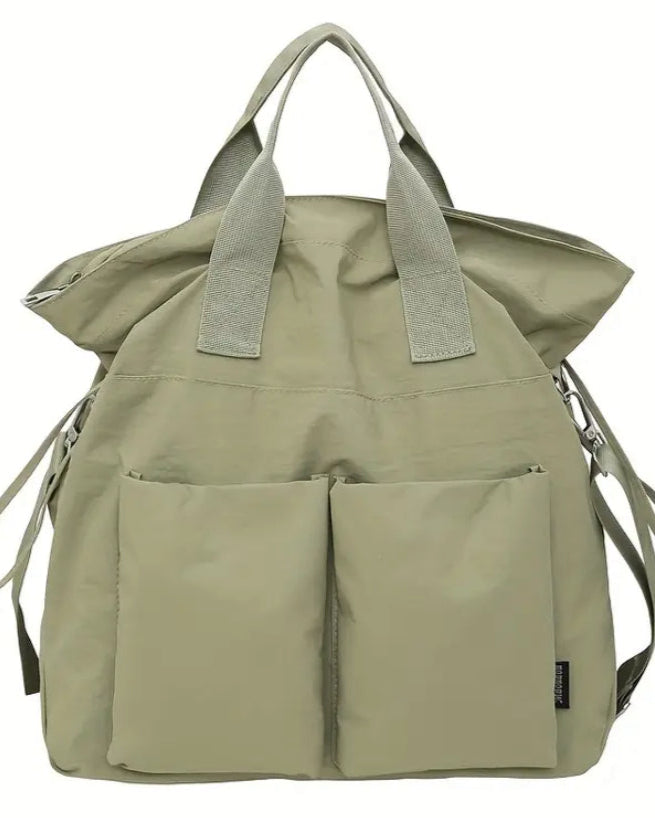 Vrouw met stevige canvas schoudertas van YasMae – casual en functionele look

