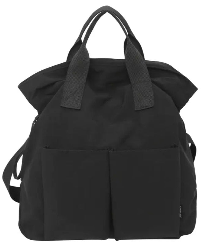 Vrouw met stevige canvas schoudertas van YasMae – casual en functionele look

